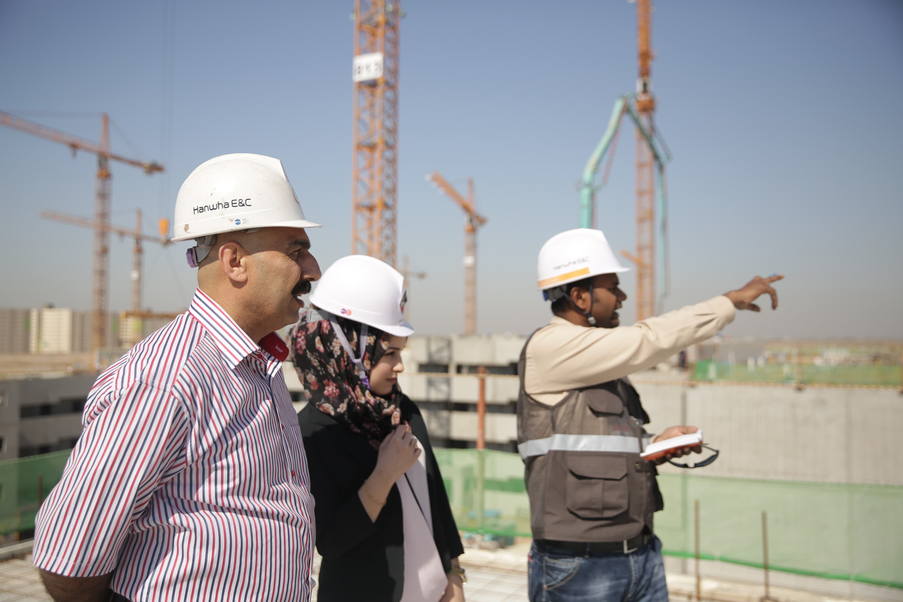 worker measuring